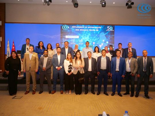 L’Agence Nationale des Fréquences a organisé, le mercredi 28 mai 2025, un atelier national intitulé " Déploiement et Opportunités des Réseaux Privés 5G», à l’hôtel Royal ASBU à Tunis, en présence d’un parterre d’experts internationaux, d’acteurs nationaux du secteur des télécommunications ainsique des opérateurs publics de téléphonie mobile en Tunisie. Cet atelier visait à instaurer un dialogue national et une réflexion collective en vue d’établir les bases d’une approche concrète et claire pour le déploiem